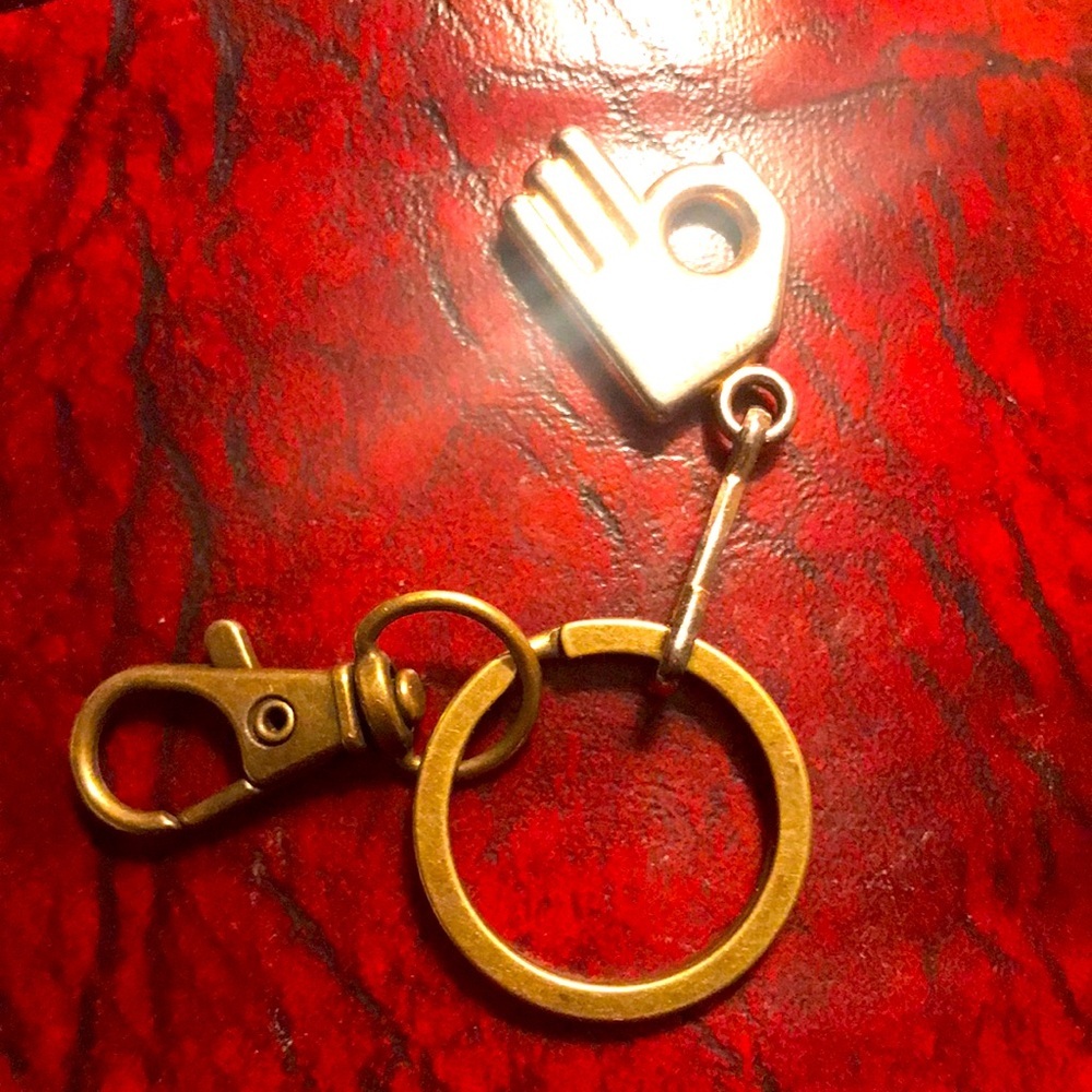 VERY VINTAGE ***VIDAL SASSOON*** GOLDTONE SIGNATURE LOGO CHARM PENDANT KEYCHAIN
